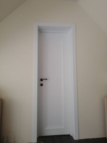 Установлена новая створка, закреплены петли, врезан замок, отрегулирована коробка, добавлены наличники, проверена плавность хода, завершена отделка проема, обеспечена надежность конструкции.