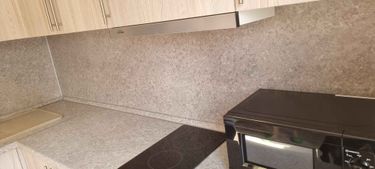 Выполнена точная подгонка и установка панелей для кухни, обеспечивающая гармоничное сочетание с интерьером. Фасады аккуратно обработаны, создавая современный и стильный вид.