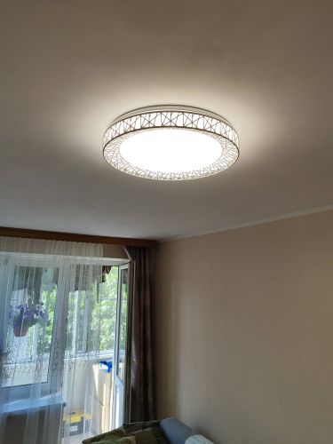 Установлен новый светильник на потолке, подключены провода, проверена работоспособность, обеспечено равномерное освещение комнаты.