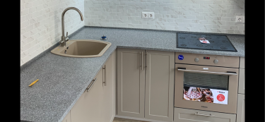 Выполнена работа по точной подгонке и установке кухонных панелей. Фасады аккуратно вырезаны, идеально вписаны в пространство, обеспечивая гармоничный внешний вид и функциональность.