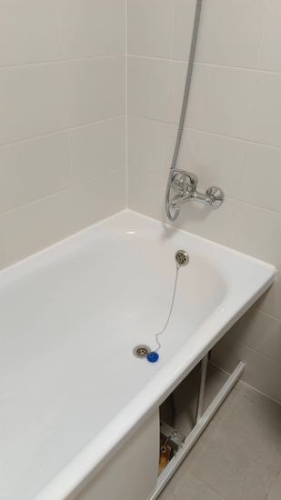 Обновлены уплотнительные соединения вокруг ванны, обеспечена защита от протечек, использован водостойкий герметик для надежной изоляции, улучшена эстетика и долговечность поверхности.