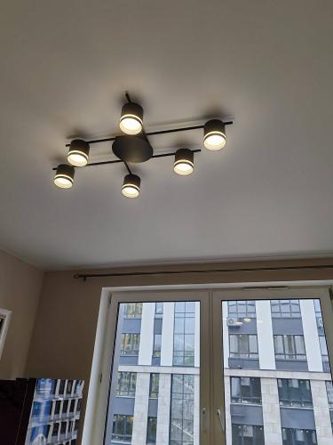 Установка люстры в сборке