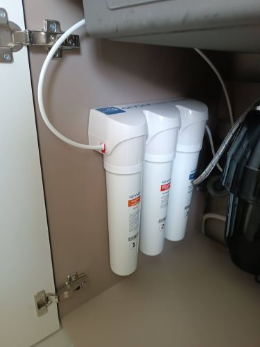 Установка проточного фильтра под мойку