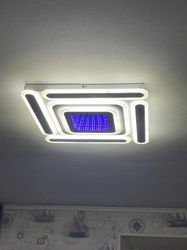 Установлено новое световое устройство на потолке, обеспечивающее яркое освещение. Завершена корректная фиксация и подключение, проверена работоспособность.