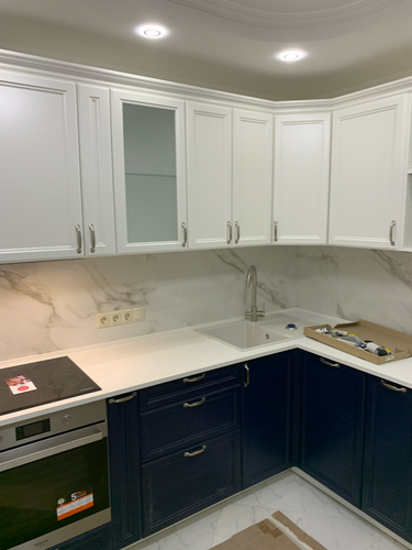 Гармонично установлены новые фасады, аккуратно подогнаны под размеры, обеспечивая безупречное прилегание. Обновленные элементы создают современный и стильный вид кухни.