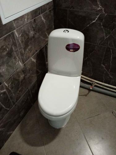 Установлен новый напольный унитаз, подключены коммуникации, проверена герметичность соединений, выполнена отделка прилегающей зоны, проведена финальная проверка работоспособности системы.