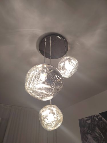 Установлено осветительное устройство на потолке, подключены провода, закреплена конструкция, проверена работа, обеспечена безопасность, выполнена настройка, завершено оформление интерьера.