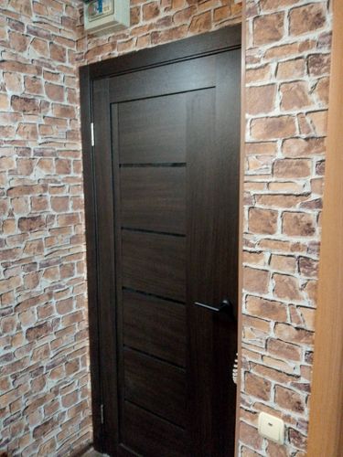 Установлена новая створка, закреплены петли, врезана ручка, отрегулировано полотно, проверена плавность закрывания, обеспечена звукоизоляция, завершена отделка проема.