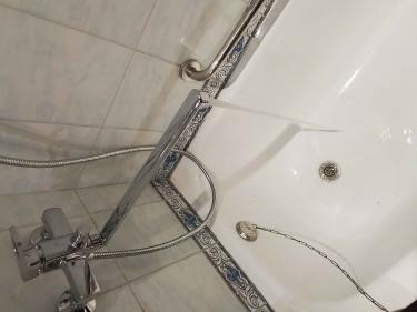 Заменена кранбукса в смесителе. Устранены протечки, восстановлена герметичность. Обновленный механизм обеспечивает плавное открытие и закрытие потока воды. Работы завершены успешно.