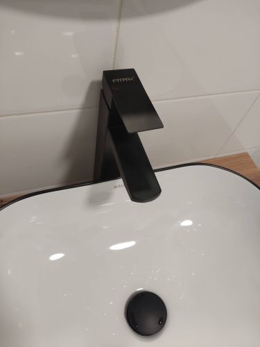 Выполнена замена кранбуксы, обеспечившая исправное функционирование смесителя. Устранены протечки, восстановлена герметичность, улучшена подача воды. Сантехника работает без сбоев.