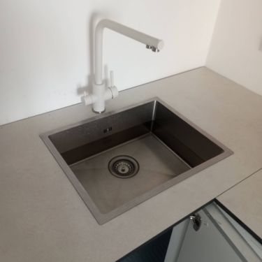 Под раковиной смонтировано устройство для переработки кухонных остатков, подключено к водопроводу и электросети, проверена работоспособность, обеспечена герметичность соединений.