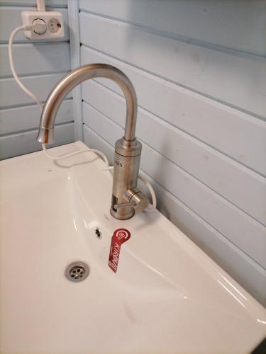 Заменена изношенная деталь внутри смесителя, обеспечивающая герметичность и плавность работы. Обновленный элемент установлен, проверена функциональность, утечек нет.