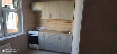 Установлены шкафы, закреплены фасады, смонтирована столешница, подключена мойка, установлена плита, выполнена сборка и установка фурнитуры, завершена отделка стен.