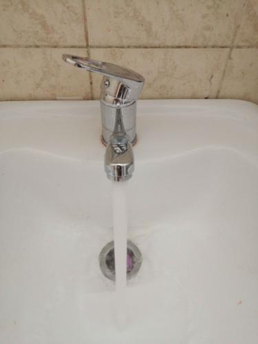 Изображен установленный смеситель с подключением к водопроводу. Завершена работа по монтажу, обеспечена герметичность соединений, проверена функциональность системы.