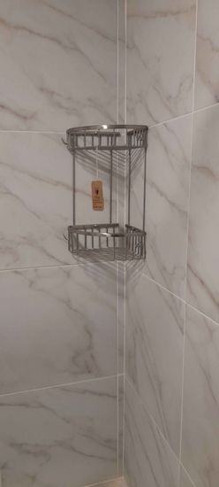 Изготовлены отверстия в потолке, подключены провода, установлены светильники, проверена работа, обеспечено равномерное освещение, завершены все этапы монтажа.