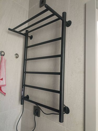 Закреплен прибор на стене, подключен к электросети, проверена работоспособность, обеспечена безопасность, скрыты провода, учтен дизайн помещения, соблюдены стандарты.