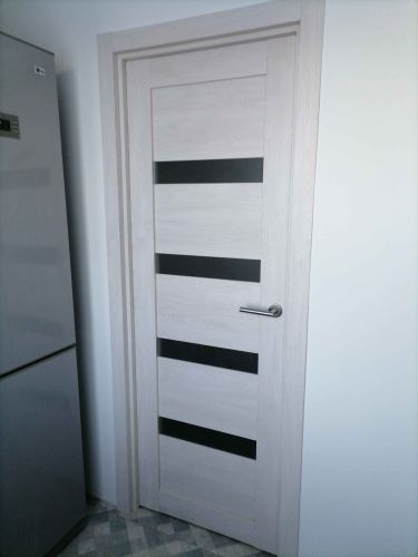 Установлены дополнительные элементы на дверной проем, обеспечивая завершенный вид и улучшая изоляцию. Все детали аккуратно подогнаны, создавая гармоничное сочетание с интерьером.