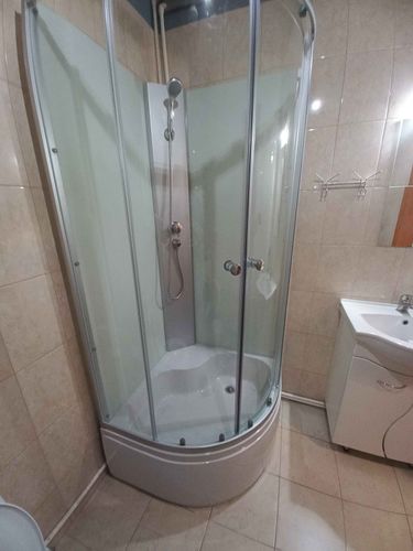 Установлена новая душевая конструкция с герметичными стеклянными дверями и поддоном, подключены водопроводные коммуникации, закреплены элементы крепежа, проверена герметичность соединений.