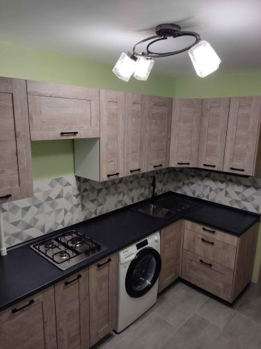 Изготовлены точные вырезы для варочной панели и мойки, установлена столешница на кухонные шкафы, обеспечена идеальная подгонка и гладкость краев, завершена сборка гарнитура.