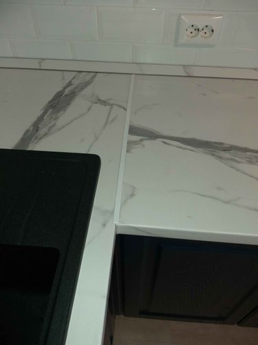 Выполнен точный распил и установка столешницы с аккуратным соединением швов. Поверхность идеально подогнана, обеспечивая ровное прилегание и эстетичный внешний вид.