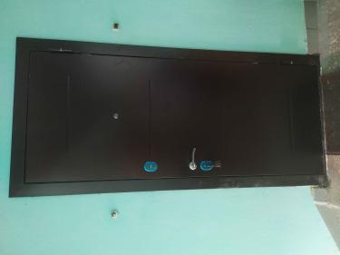 Дверь обшита панелями из МДФ, обновлён внешний вид, улучшена звукоизоляция, добавлена декоративная отделка, установлены новые элементы крепления, завершена финишная обработка.