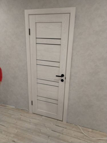 Выполнена установка замка в деревянную дверь: вырезано отверстие, закреплен механизм, установлены ручки, проверена работоспособность. Дверь закрывается плавно, без заеданий.