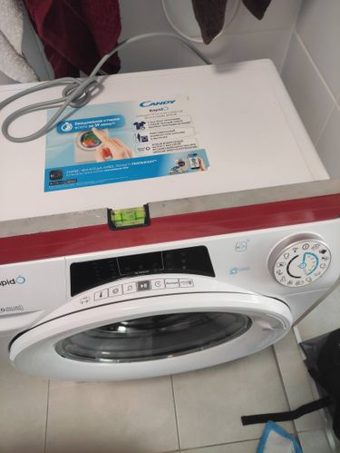 Подключено водоснабжение, слив, электропитание. Устройство установлено по уровню, проверена работа. Все соединения герметичны, техника готова к использованию.