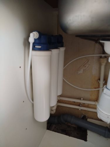 Установка проточного фильтра под мойку