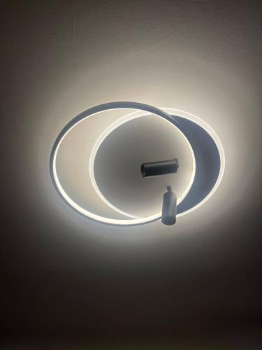 Установлено новое осветительное устройство на потолке, подключены провода, проверена работа, обеспечена надежная фиксация, улучшено освещение в комнате, завершены все монтажные действия.