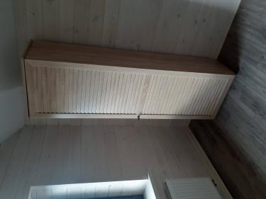 Собран шкаф с дверцей, установлен в углу комнаты. Все детали соединены, конструкция устойчива. Дверь открывается плавно, ручка закреплена. Шкаф гармонирует с интерьером.