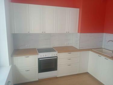 В кухонный шкаф аккуратно интегрировано устройство для удаления запахов. Проведены все необходимые подключения, обеспечена надежная фиксация, соблюдены нормы безопасности.