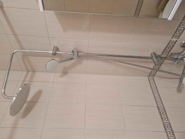 Установлено крепление для душа, закреплено на стене, подключено к водопроводу, проверена герметичность соединений, настроена высота и угол наклона, обеспечена надежная фиксация.