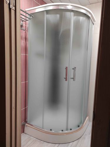 Удаление старой ванны, установка новой душевой кабины, подключение сантехники, герметизация швов, проверка работы системы, уборка рабочего места.