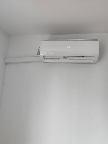 Устройство закреплено в проеме, проведены коммуникации, подключено питание, проверена работа, настроена температура, обеспечена герметичность, установлены крепления, завершен монтаж.