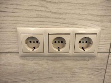 Установлены три розетки в стене, выполнено подключение к электросети, обеспечена надежная фиксация и аккуратная отделка поверхности.