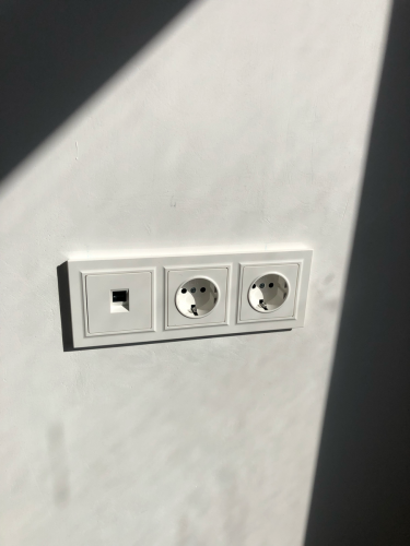 Установка розетки на готовые коммуникации