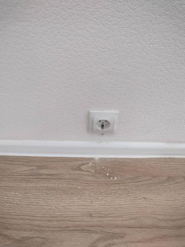 Установлена новая розетка на стене, подключена к электропроводке, обеспечена надежная фиксация и безопасность. Завершено подключение, проверена работоспособность.