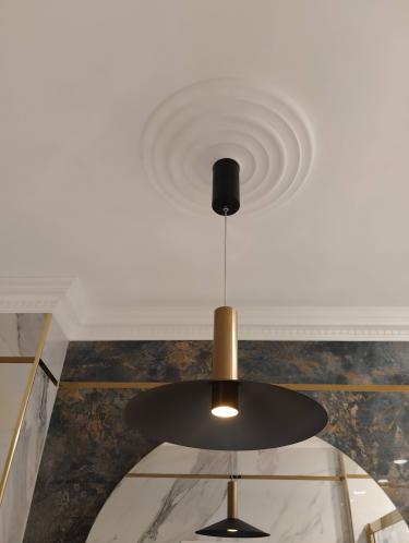 Люстра аккуратно закреплена на натяжной поверхности, подключены провода, установлена декоративная розетка. Светильник висит ровно, обеспечивая равномерное освещение комнаты.