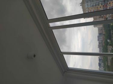 Кронштейны закреплены на стене, направляющая установлена ровно, все элементы надежно зафиксированы, обеспечивая устойчивость конструкции. Работа выполнена аккуратно, без видимых дефектов.