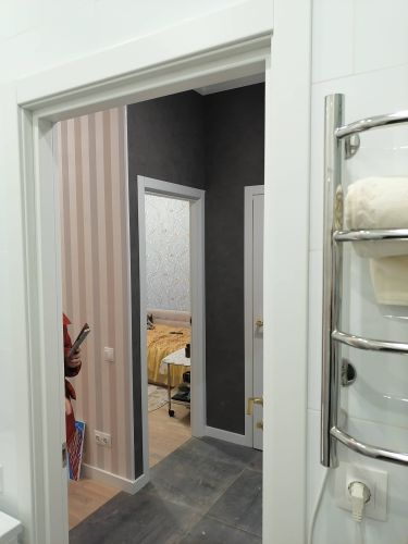 Установлены декоративные элементы вокруг дверного проема, обеспечивая аккуратный и завершенный вид. Все детали подогнаны точно, обеспечивая гармоничное сочетание с интерьером.