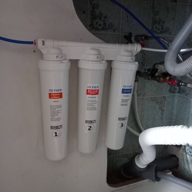 Установка проточного фильтра под мойку