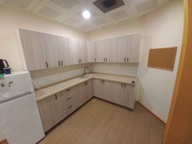 Установлены шкафы, закреплены фасады, смонтирована столешница, подключены ручки, раковина и смеситель. Проведена сборка и установка кухонных элементов, выполнено подключение коммуникаций.