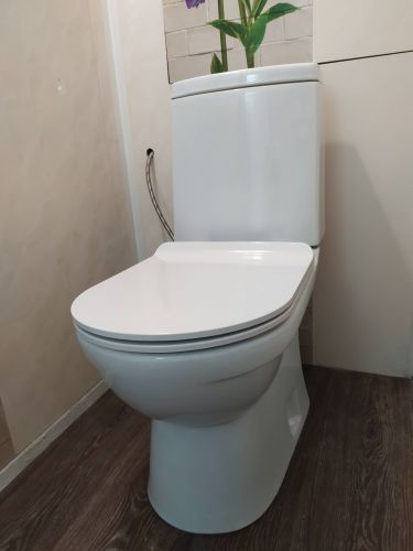 Установлен новый бачок, подключены коммуникации, проверена герметичность соединений, выполнена регулировка механизма слива, обеспечена стабильная работа системы.