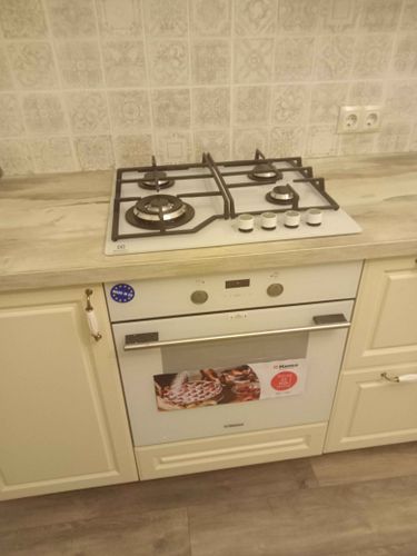 Проведена установка варочной панели в кухонную поверхность. Выполнен аккуратный вырез под технику, обеспечена точная подгонка и надежная фиксация, сохраняя целостность и эстетику.