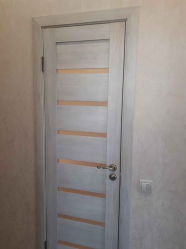 Установлены дополнительные элементы на дверной проем, обеспечивающие завершенный вид и гармоничное сочетание с интерьером. Работа выполнена аккуратно, детали подогнаны точно.