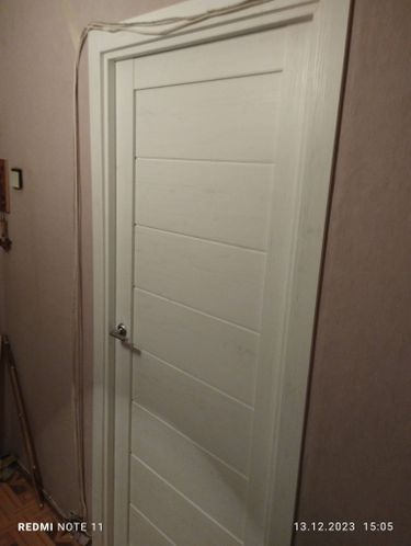 Установлена новая деревянная створка, закреплена рама, навешены петли, врезан замок, отрегулирована фурнитура, выполнена отделка откосов, обеспечена плавная работа конструкции.