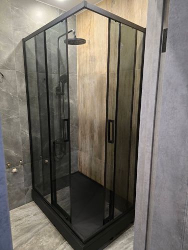 Установлен современный душевой уголок: смонтированы стеклянные панели, закреплены металлические профили, подключен душевой лейка, герметично заделаны стыки, обеспечена надежная фиксация.