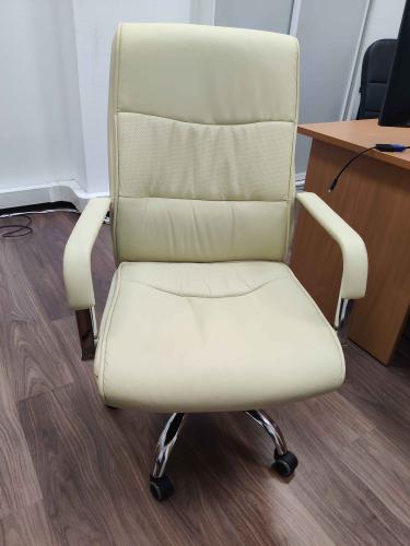 Кресло обновлено: установлен новый механизм подъема, обеспечивающий плавное регулирование высоты. Улучшена устойчивость и комфорт, восстановлена функциональность для длительного использования.