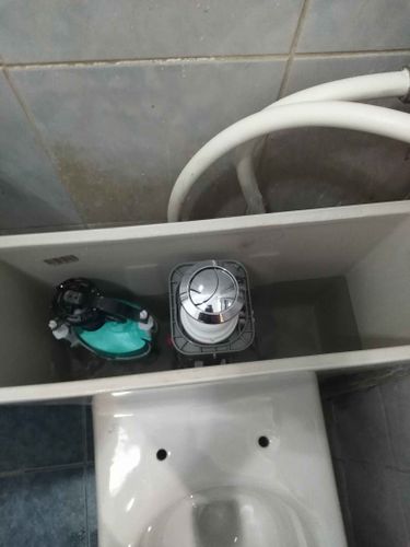 Установлено сантехническое оборудование, подключены коммуникации, закреплена чаша, проверена герметичность соединений, настроен сливной механизм, выполнена очистка рабочей зоны.