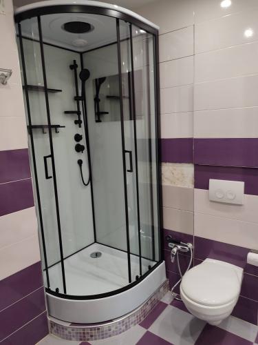 Выполнен монтаж подвесного унитаза: установлена рама, закреплена чаша, подключены коммуникации, смонтирована кнопка слива, проверена герметичность соединений, завершена отделка плиткой.